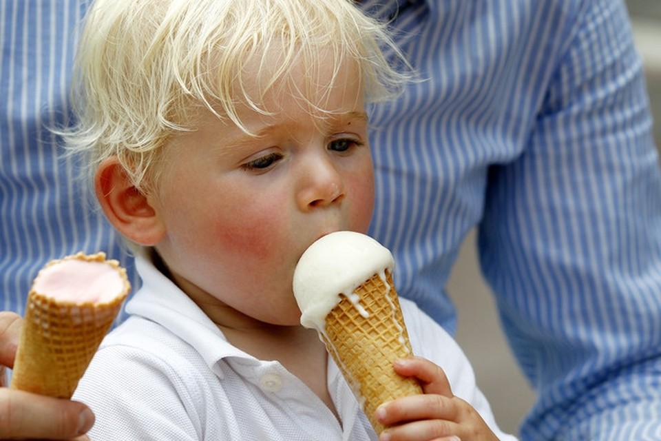 Een kind eet een ijsje op een van de warmste dagen van het jaar. 