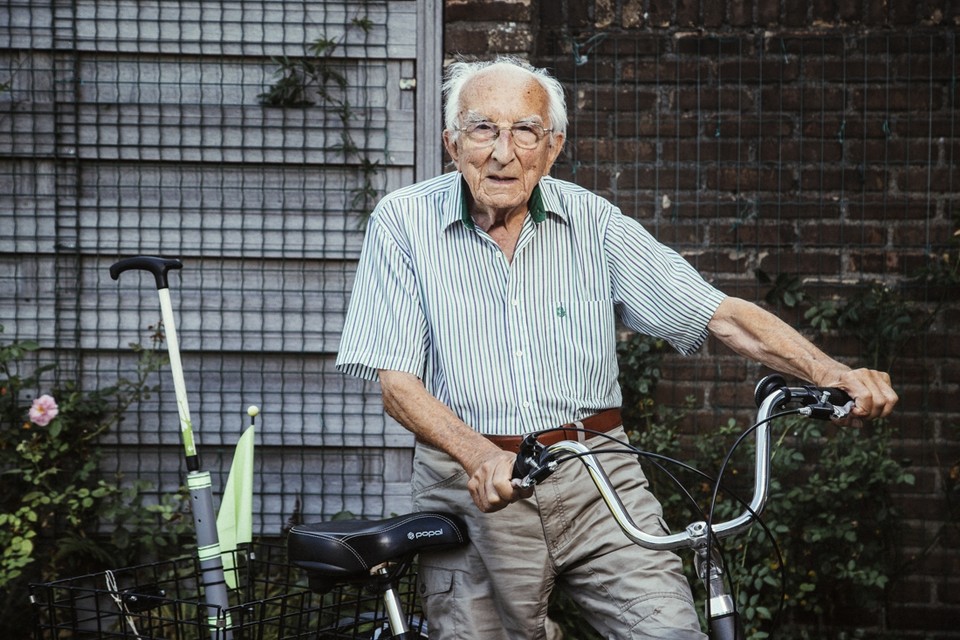 De nu 96-jarige Dolf Douwes uit Geleen was 75 jaar geleden krijgsgevangene van Japan toen dat land capituleerde. 