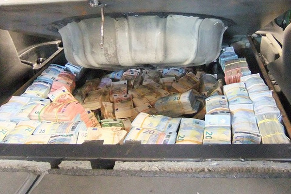 Het geld lag in een verborgen ruimte in een auto.