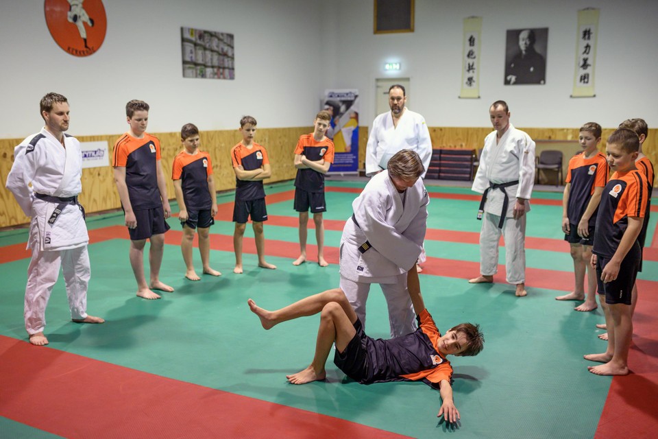 De jonge volleyballers kregen waardevolle tips van de judoka’s.