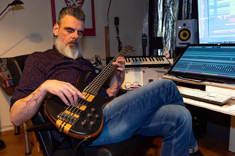 Bassist Stephan ‘Triggerfinger’ Rijken wil aan het werk als producer voor beginnende bands en bandjes. 