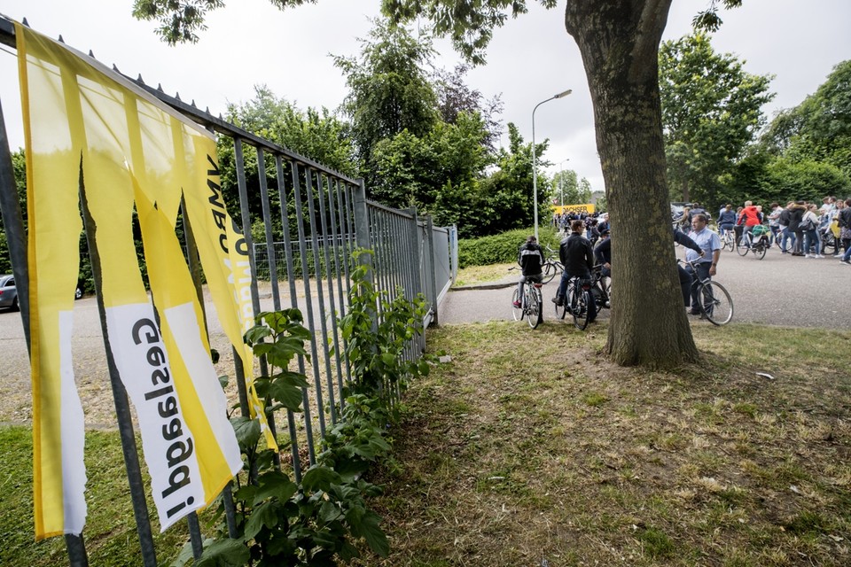 Protest van ouders en leerlingen na het ongeldig verklaren van de diploma’s bij VMBO-Maastricht 