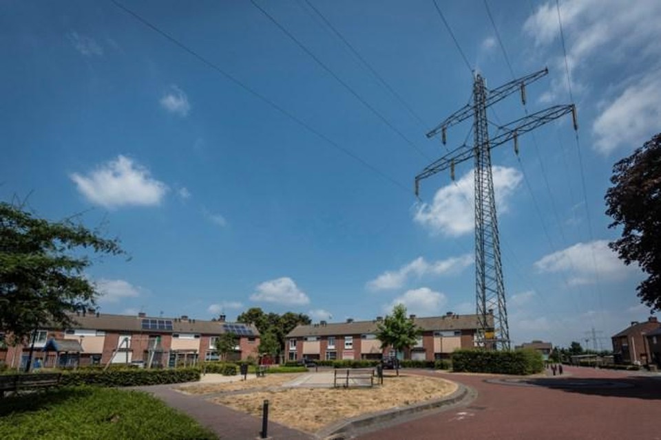 De hoogspanningslijnen lopen midden door Kessel-Eik.  