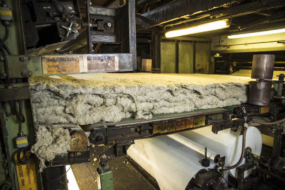 In de fabriek van Rockwool wordt steenwol geproduceerd. 