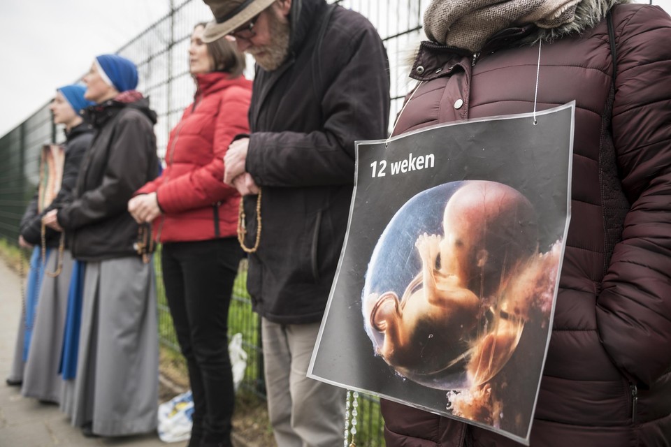 Demonstranten van Pro Life bij de abortuskliniek in Roermond.