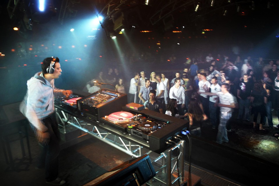 Duizenden jongeren zijn door de jaren heen naar Helden afgereisd voor een discotheekbezoek, zoals hier tijdens een dj-contest in Palladio in 2008. 