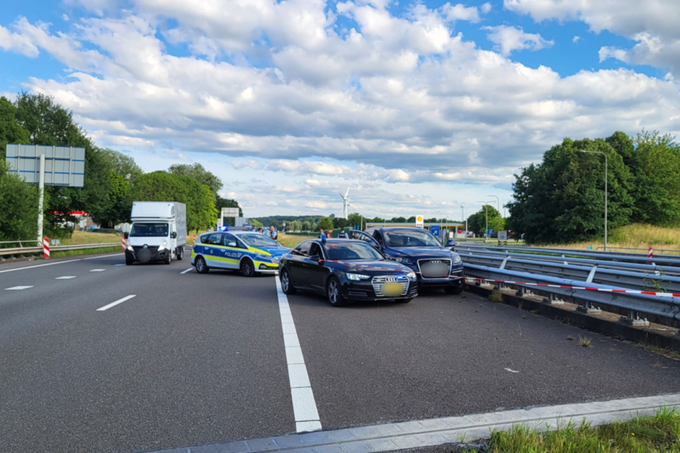 De vluchtauto werd op de A76 bij Heerlen klemgereden. 