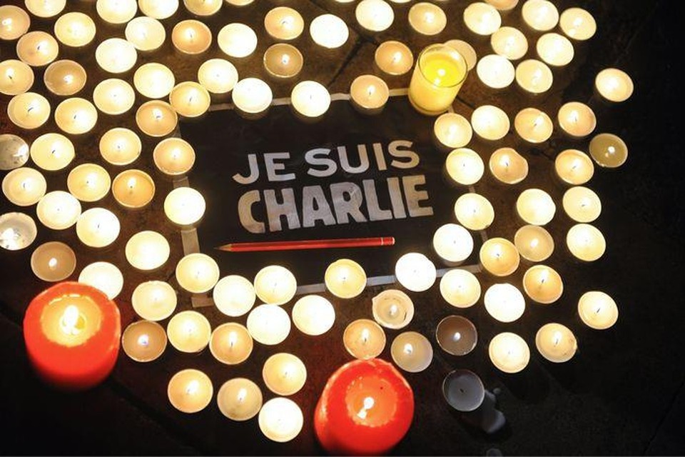 Kaarsen in Parijs ter nagedachtenis aan de twaalf slachtoffers op de redactie van Charlie Hebdo. 