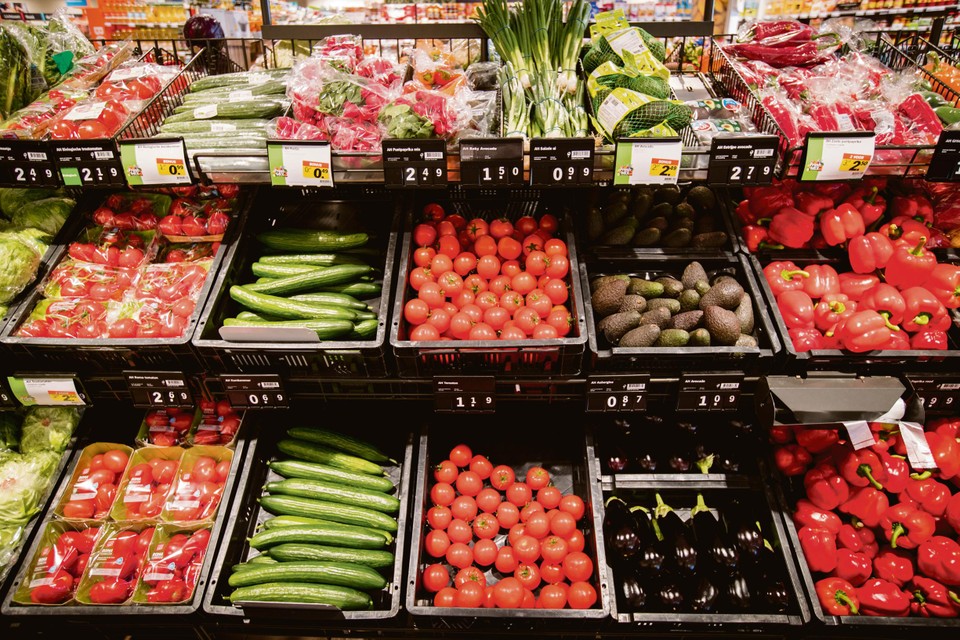 In de supermarkt en bij de groenteboer ligt er minder groente en fruit in de schappen.
