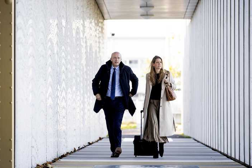 Advocaten Boudewijn van Eijck en Sabine ten Doesschate (R) arriveren bij het Justitieel Complex Schiphol voor het vervolg van het omvangrijke strafproces over het neerhalen van vlucht MH17. 
