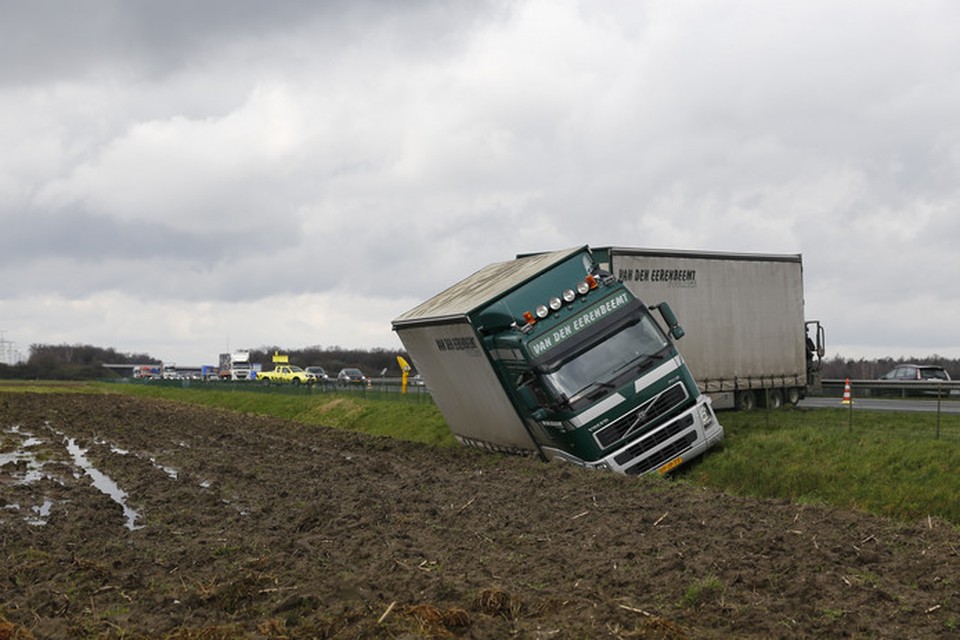 Een vrachtwagen is in de sloot beland naast de A73. 