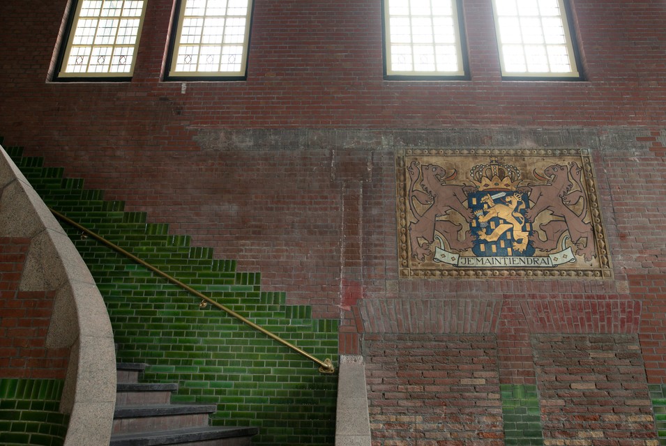 De trap en het schild in de voormalige visitatiehal. 