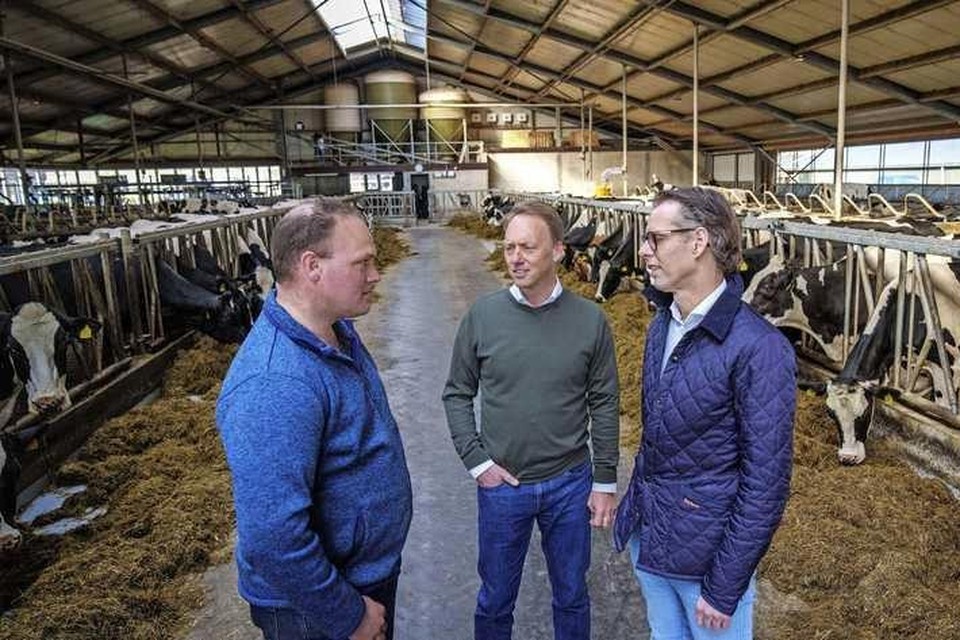 Van links naar rechts: melkveehouder Richard Korrel, Hein Schumacher, CEO FrieslandCampina en Dimitri de Vreeze, co-CEO DSM. 