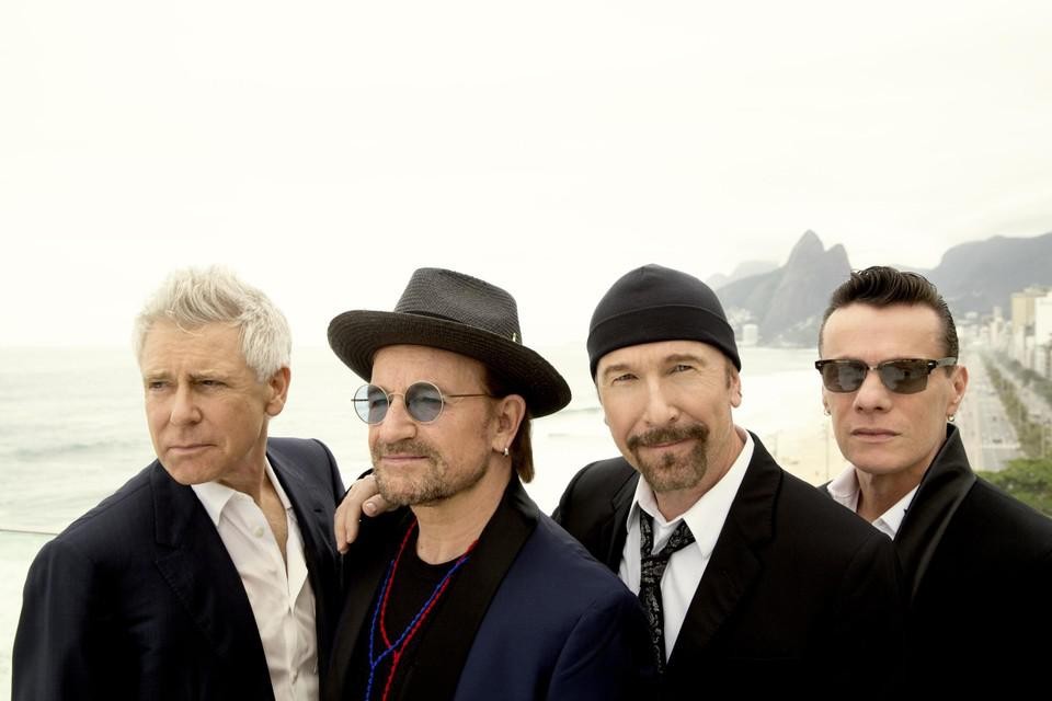 Bono en The Edge (midden) doen het op ‘Songs of Surrender’ zonder bassist Adam Clayton (links) en drummer Larry Mullen Jr. (rechts).