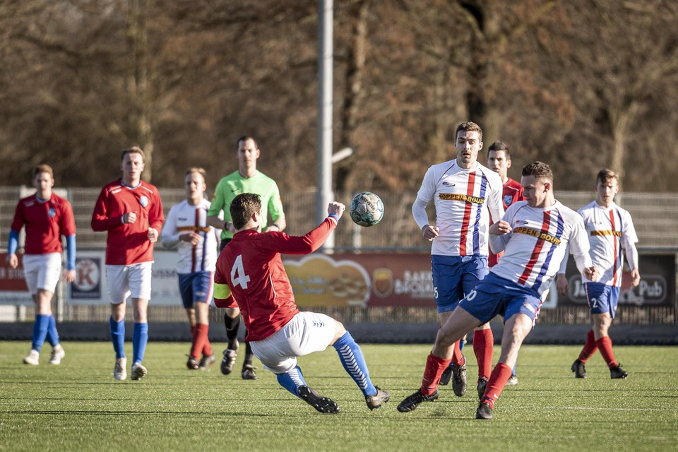 MMC Weert (witte shirts) wint met 5-0 van Helden.