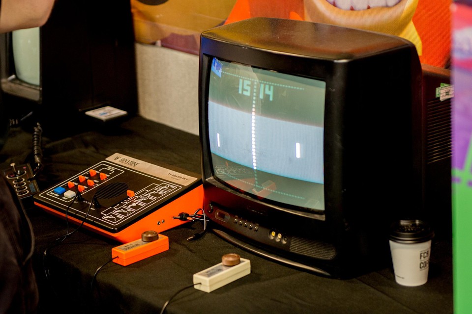 Het computerspel Pong: voor het eerst kunnen gewone mensen via een beeldscherm een spel spelen. 