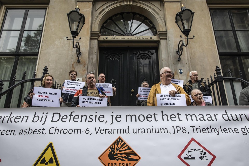 Juni 2021: Limburgse oud-POMS-medewerkers demonstreren op de stoep van het ministerie van Defensie in Den Haag.