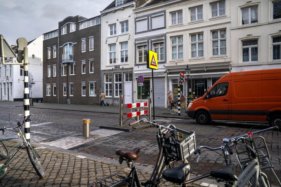 De twee ‘pollers’ op de Boschstraat in Maastricht vernielen jaarlijks zo’n veertig auto’s.