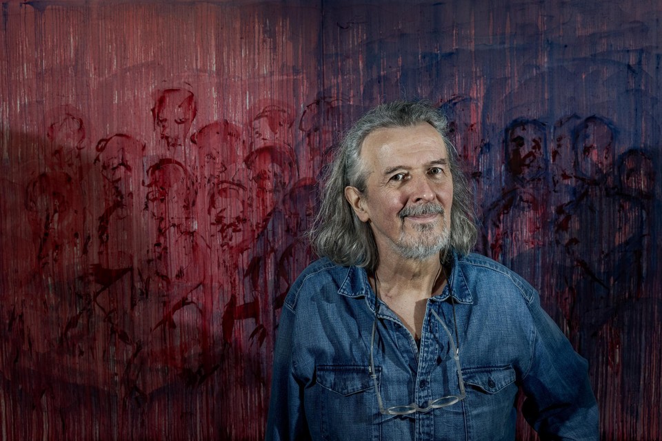 Slavko Dujic bij een van zijn kunstwerken waarin vluchtelingen centraal staan.