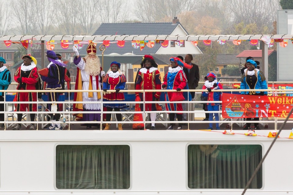 Sinterklaas arriveert per ‘stoomboot’ in Maasbracht. 