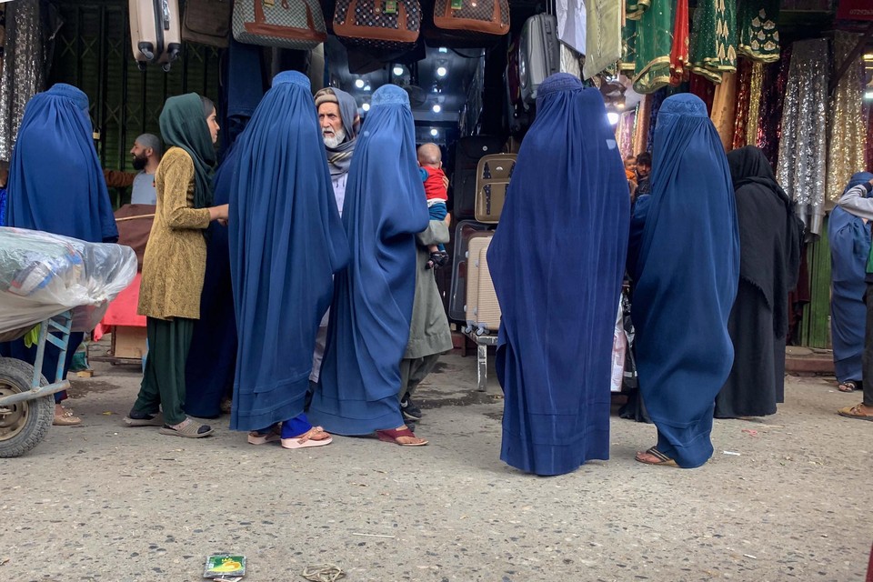 Afghaanse vrouwen op een markt waar boerka’s worden verkocht. 