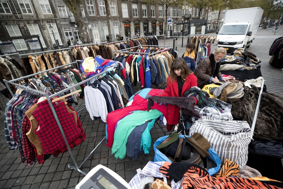 Gabrielle Heine zou met haar vintagekleding niet meer thuis horen op de antiekmarkt in Maastricht. 