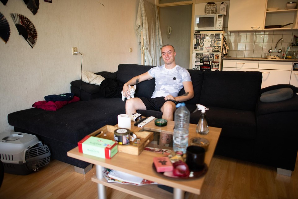 Yannick met zijn kitten in zijn eigen flat. 