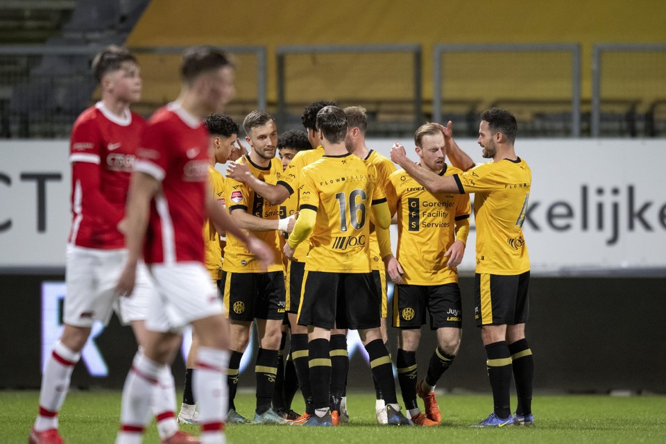 De spelers van Roda vieren de eerste treffer van Postuma.