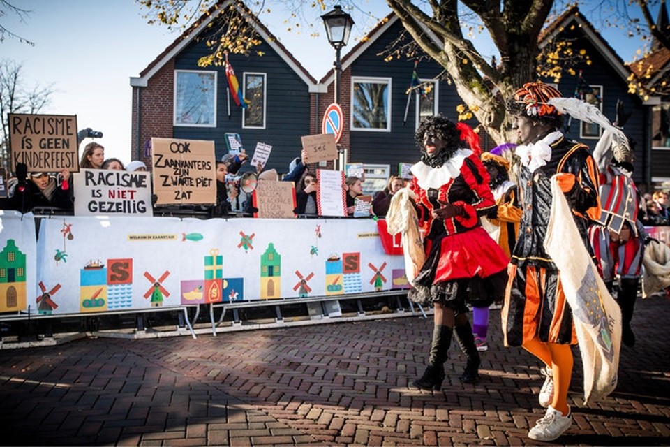 Demonstranten en Zwarte Pieten tijdens de landelijke intocht van Sinterklaas in de Zaanse Schans.