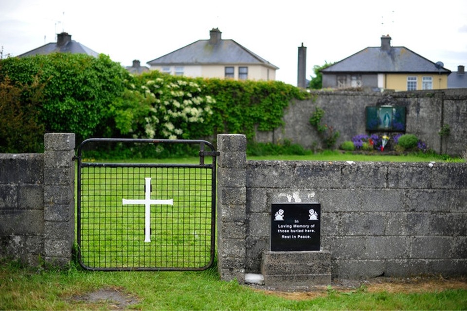 De ingang naar het massagraf in Galway, Ierland. 