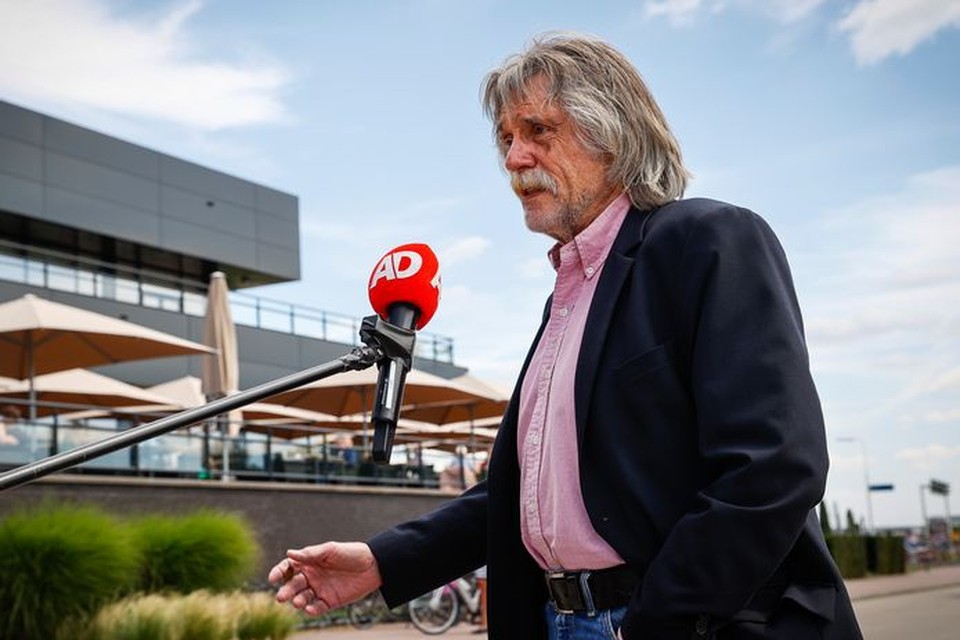 Johan Derksen arriveert bij het overleg over de toekomst van Veronica Inside.