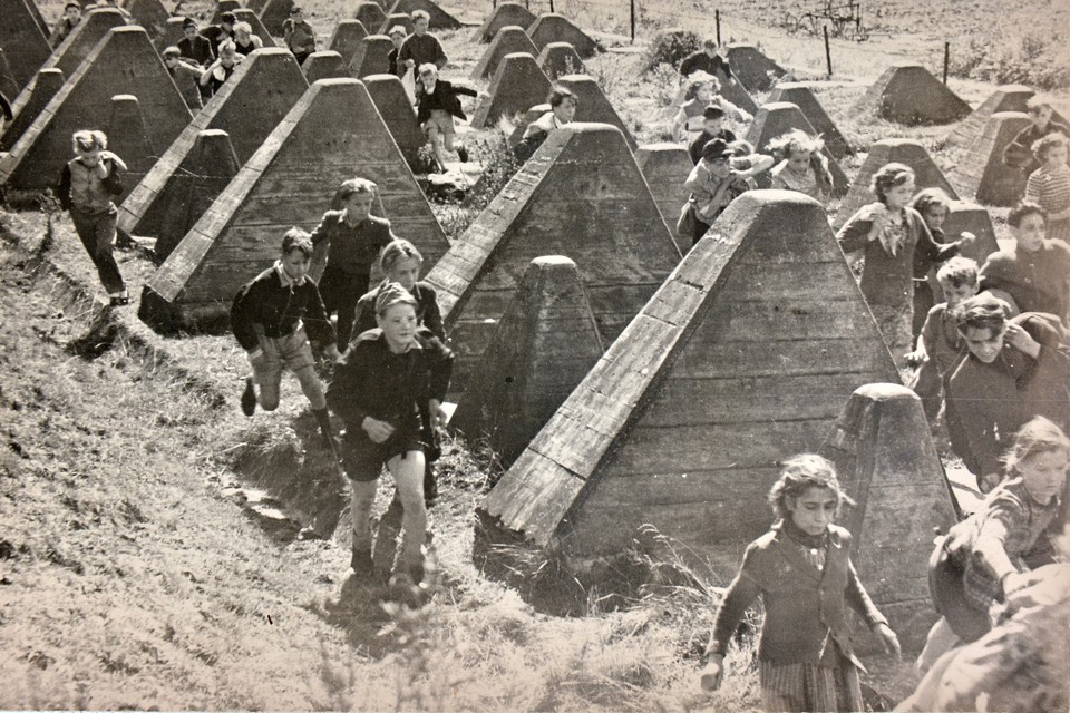Kinderen banen zich in 1950 net ten zuiden van Aken een weg over de restanten van de Siegfiedlinie (Westwall) om samen en met hun gesmokkelde koffie de grens over te steken. Douaniers konden er dan altijd maar een paar in de kraag grijpen. 