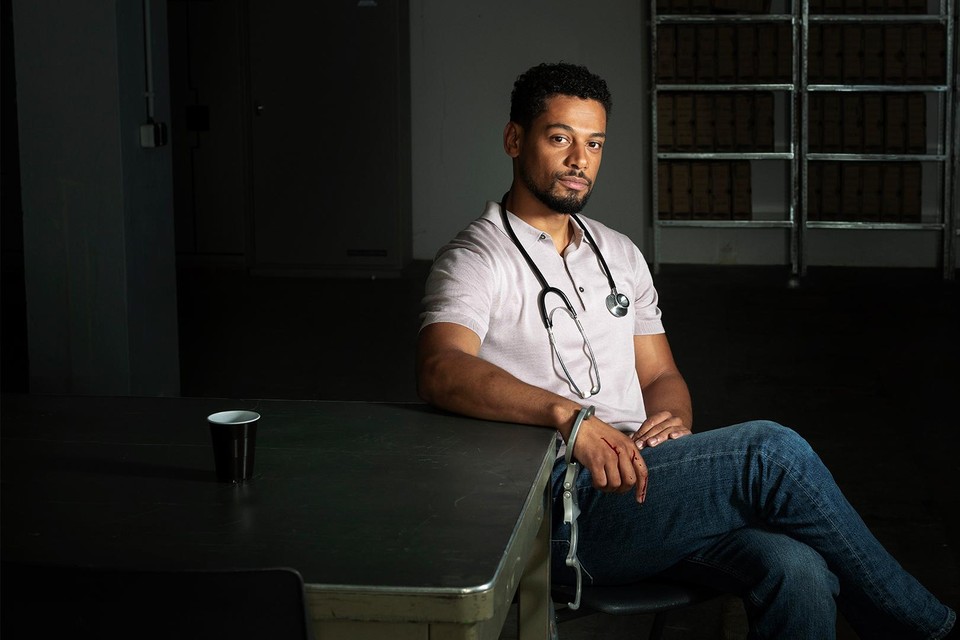 Heeft dokter Roman van Loon een zwarte kant? 
