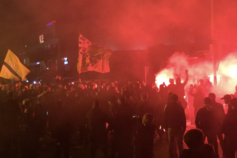 De spelersbus werd opgewacht door een grote menigte Roda-fans. 