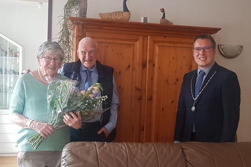 Burgemeester Bob Vostermans met het echtpaar Brusaard-Oudshoorn. 