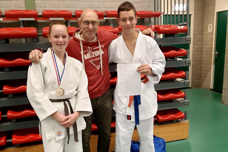 Audry Geijselaers en Xavier Webers samen met hun trainer Erik Klaessens. 