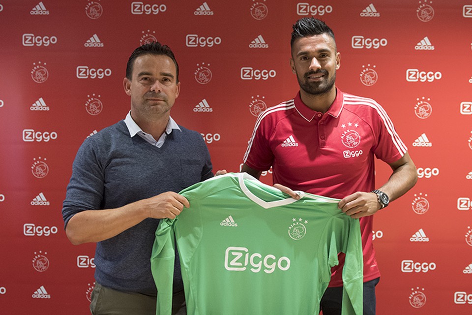 Van Leer (rechts) naast technisch directeur Marc Overmars.