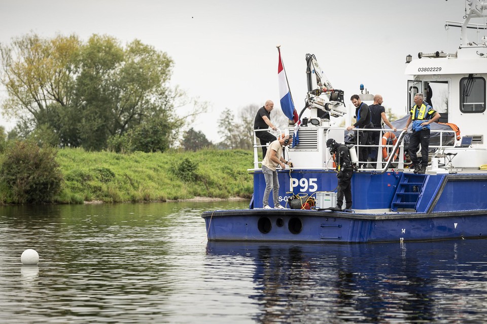 Duikers van de politie doen onderzoek op de plek van het speedbootongeluk in Ool. 