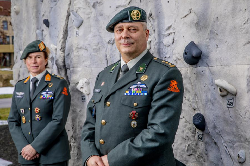 Kolonel Jos Brouns en luitenant-kolonel Yvonne Schroeder. 