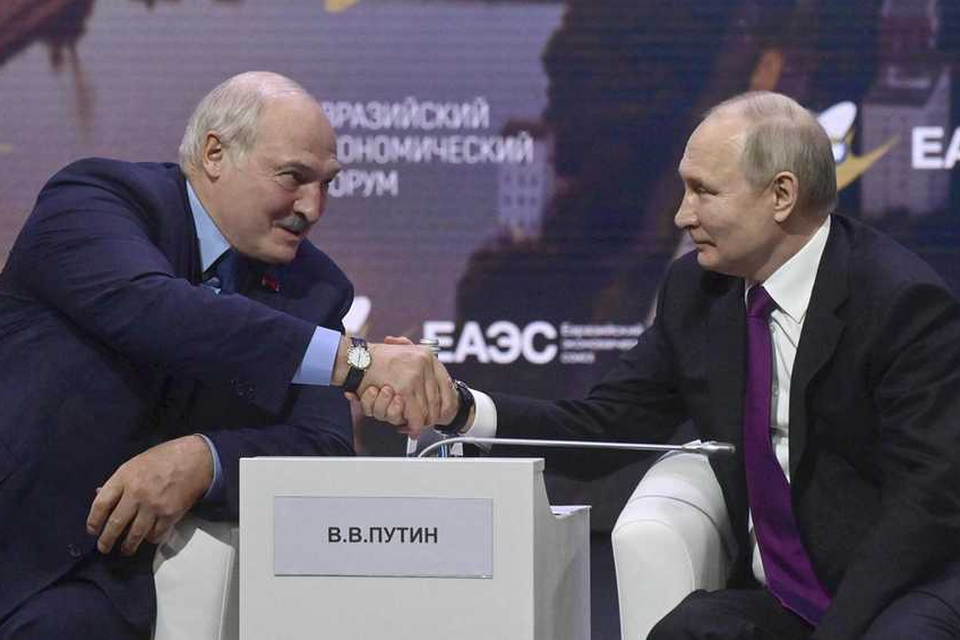 President Alexander Loekasjenko (links) en president Vladimir Poetin.