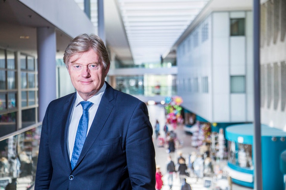 Martin van Rijn in de hal van één van zijn ziekenhuizen in Den Haag.