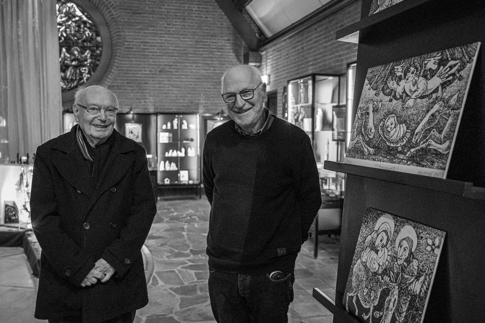 Oud-pastoor John van Oss en Harrie Waelen bij de zwart-wit expositie in de Hubertuskerk in Genhout. 
