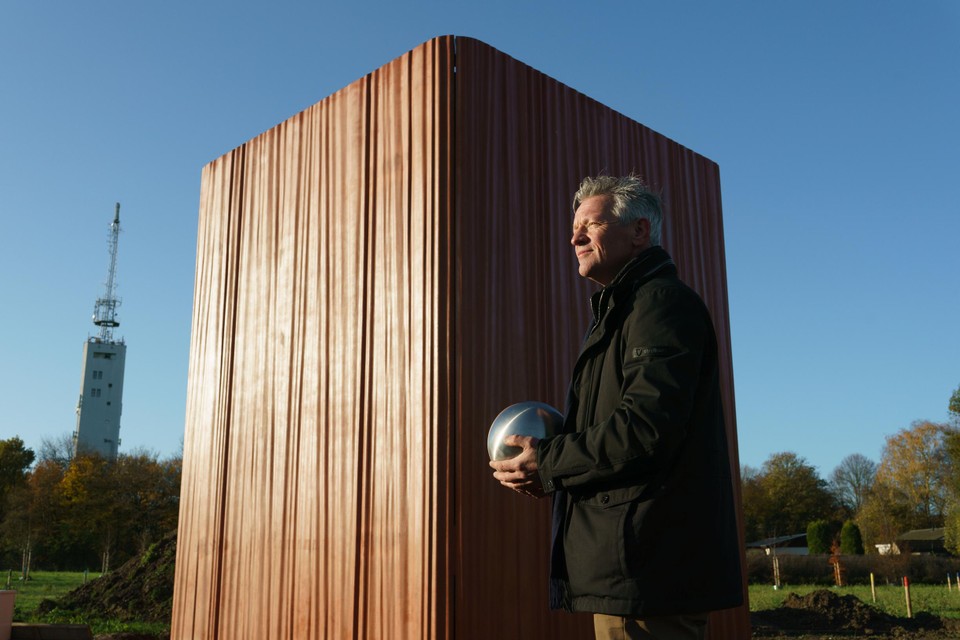 Wil Joosten bij de net geplaatste memorial cube op rouw- en gedenkpark Tongerseweg. 