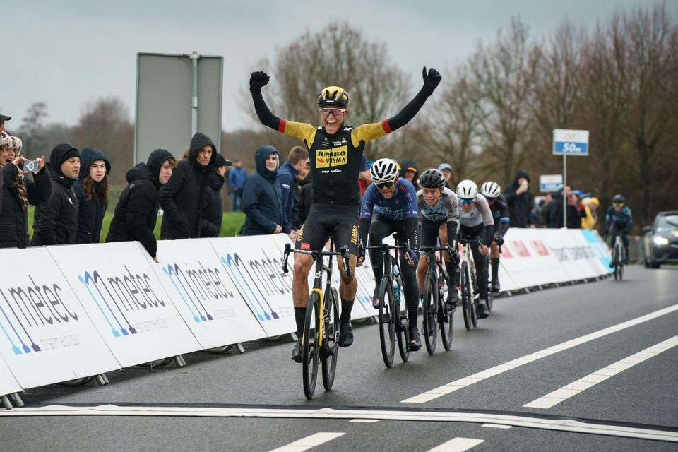 Jesse Kramer won de slotrit van Olympia’s Tour met finish op de Adsteeg.