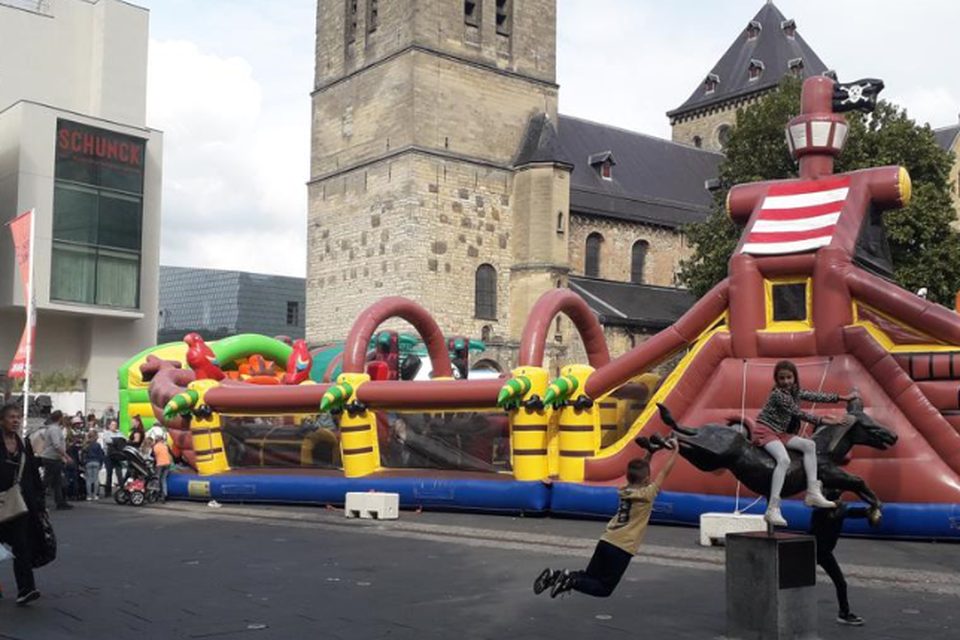 Het Pancratiusplein is dit weekend een gratis speeltuin met stormbanen en springkussens.  