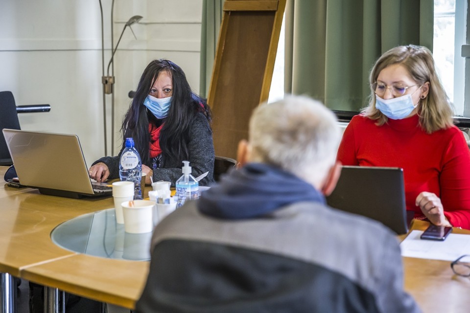 Joanna van Wijk (links) en haar collega’s van Stichting Barka helpen dakloze arbeidsmigranten (voorgrond) aan werk of terugkeer naar het land van herkomst. 