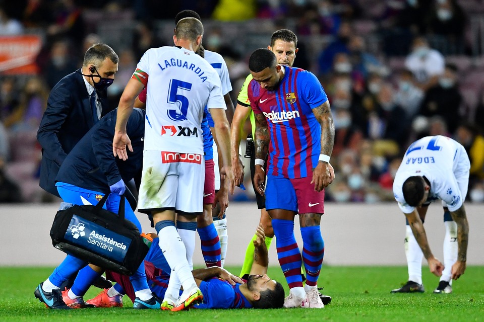 Medici buigen zich over Sergio Agüero, die tijdens de wedstrijd tegen Alavés naar de grond is gegaan.  