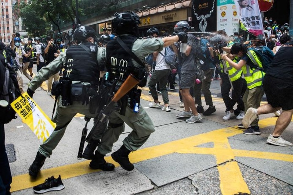 Actievoerders in Hongkong worden uiteengedreven. 