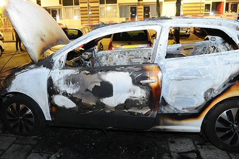 De Volkswagen werd door de daders in brand gestoken.