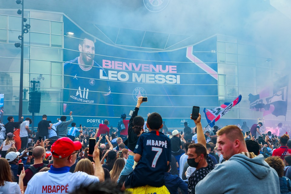 Fans van Paris Saint-Germain verzamelen zich voor de presentatie van Messi. 